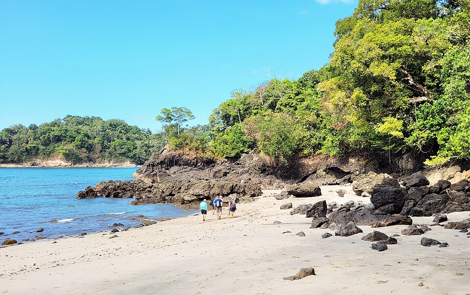 Playa de arena blanca rodeada de selva en el Parque Nacional Manuel Antonio