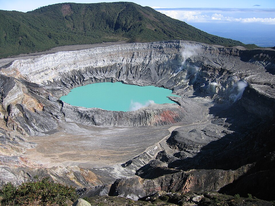 El cráter del volcán Poás con su laguna turquesa y fumarolas