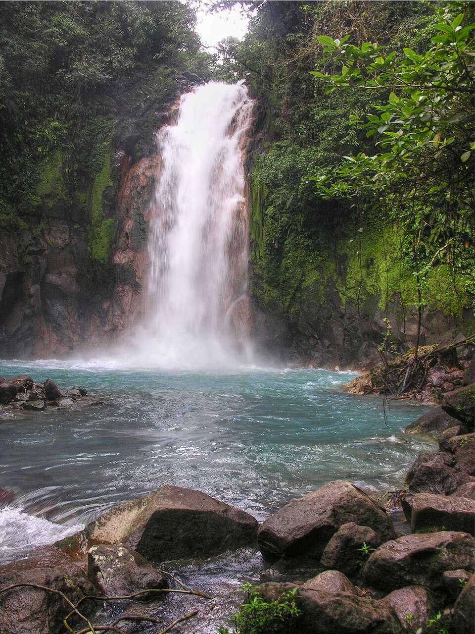 La catarata del Río Celeste cayendo en una poza azul turquesa