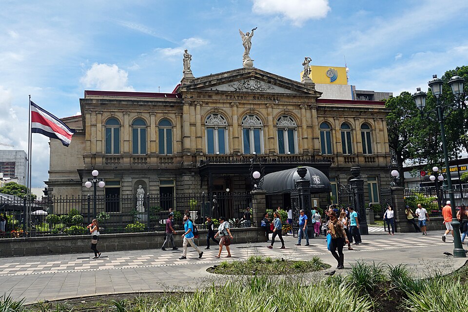 La fachada neoclásica del Teatro Nacional de Costa Rica en San José