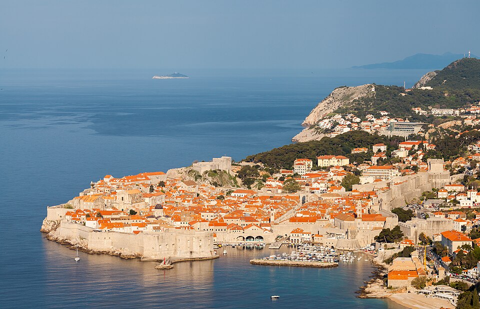 El casco viejo amurallado de Dubrovnik junto al mar