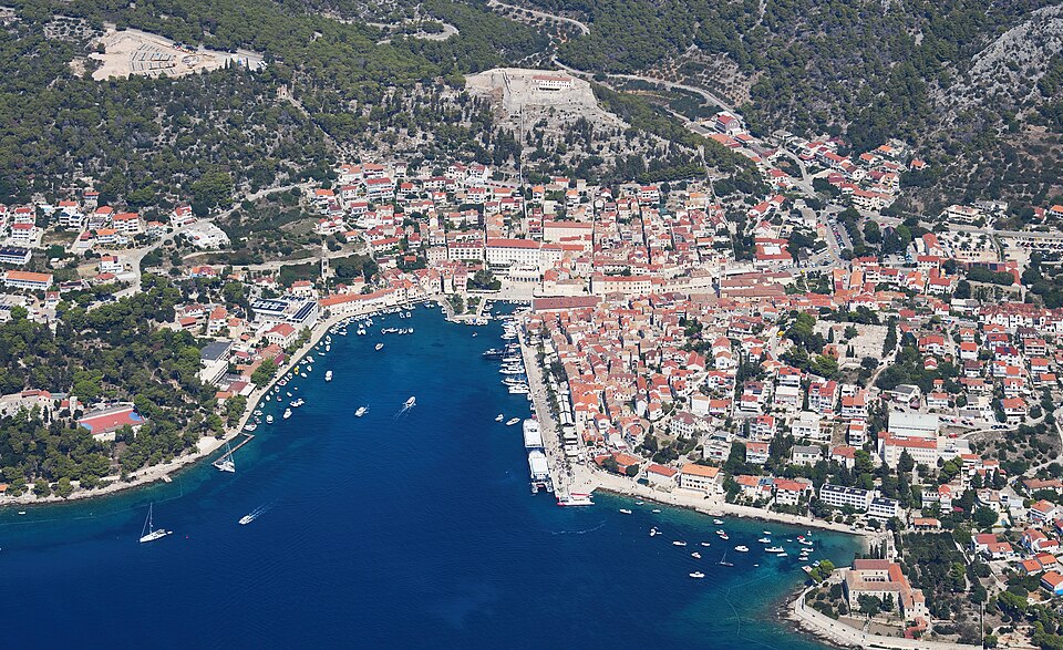 Vista aérea del puerto y la ciudad de Hvar