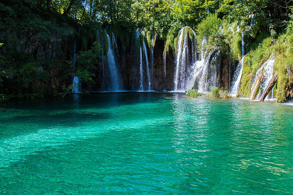 Cascadas cayendo a un lago turquesa en Plitvice