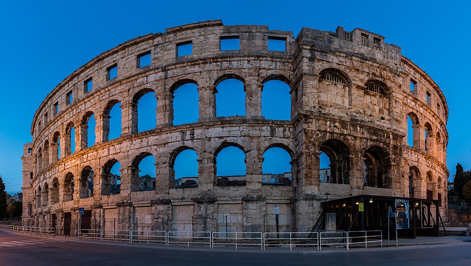 El anfiteatro romano de Pula al atardecer