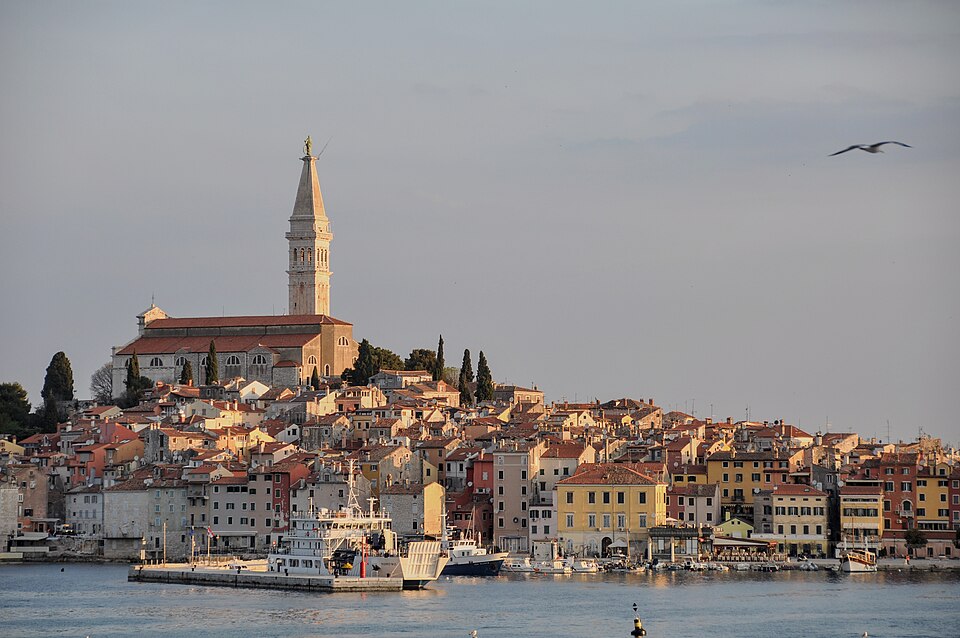 Rovinj con casas de colores junto al mar y su campanario
