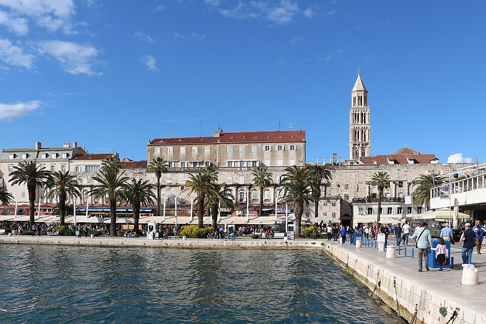 El paseo marítimo de Split frente al palacio de Diocleciano y su campanario