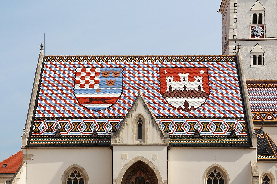 El techo de tejas de colores de la iglesia de San Marcos en Zagreb