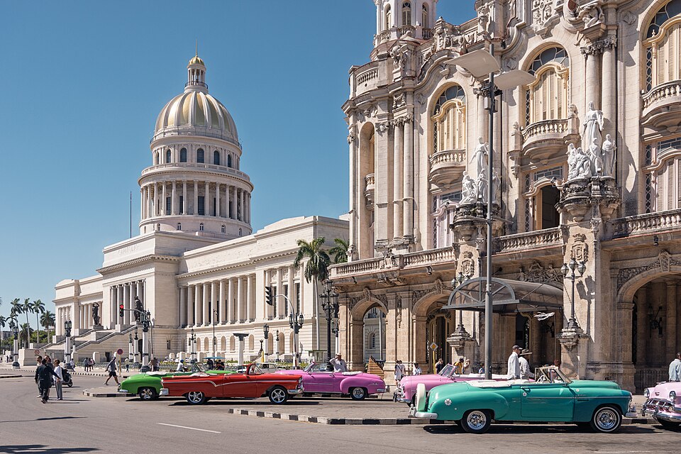 El Capitolio de La Habana con coches antiguos de colores enfrente