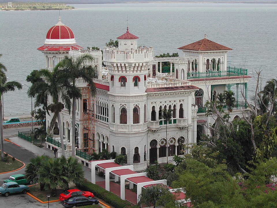 El Palacio de Valle en Cienfuegos, con torres y arcos de estilo morisco, frente a la bahía