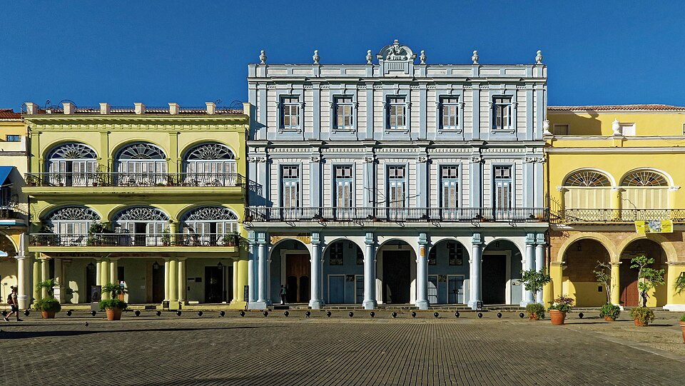 La Plaza Vieja de La Habana rodeada de edificios coloniales de colores