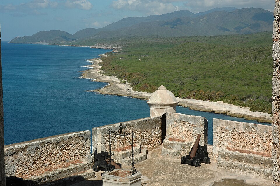 Muralla con cañones del castillo de San Pedro de la Roca frente al mar y las montañas
