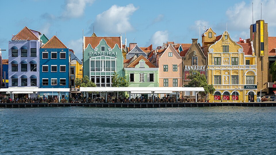 Casas coloniales de colores del Handelskade frente al agua en Willemstad