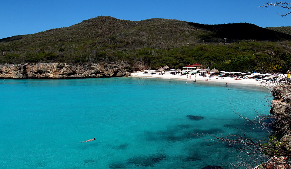 La bahía de Kenepa Grandi con agua turquesa, arena blanca y acantilados