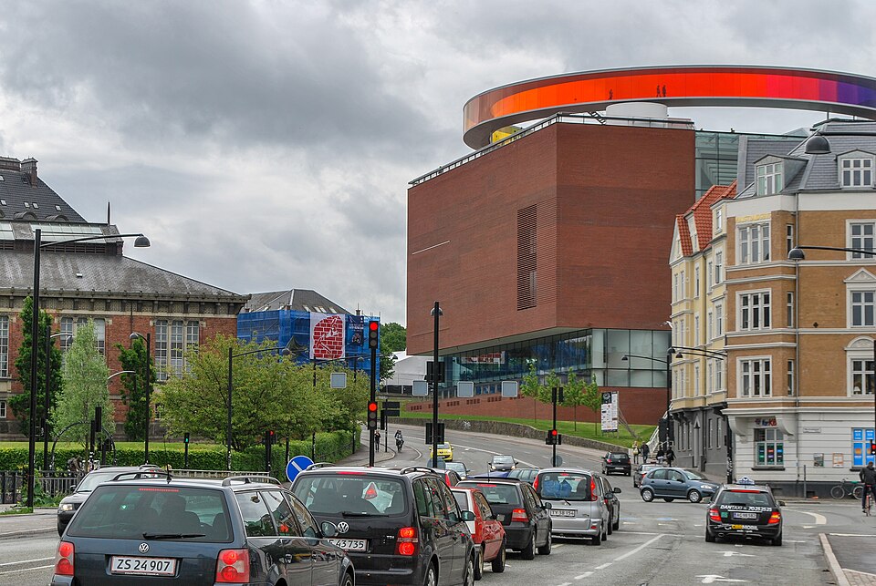 El anillo de colores sobre el museo ARoS en Aarhus