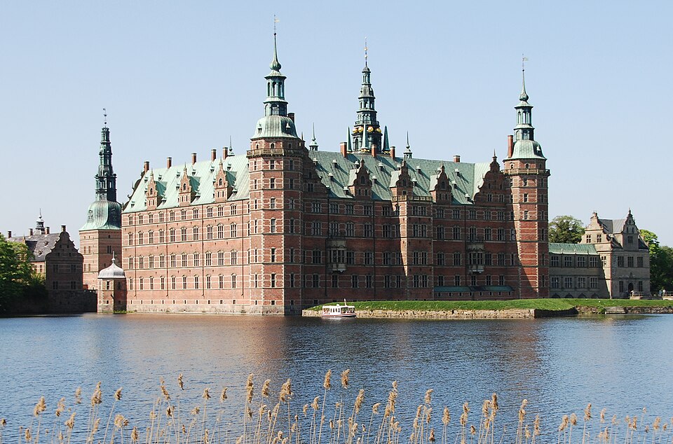 El castillo de Frederiksborg reflejado en el lago