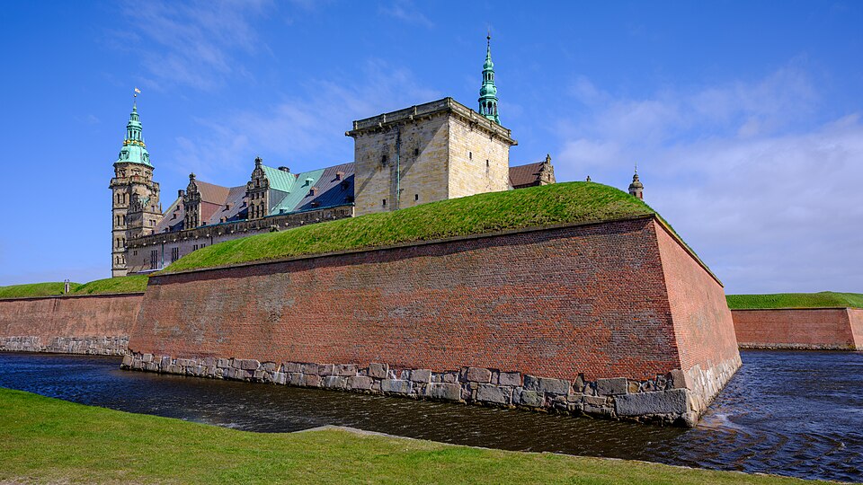Los muros de ladrillo y las torres verdes del castillo de Kronborg
