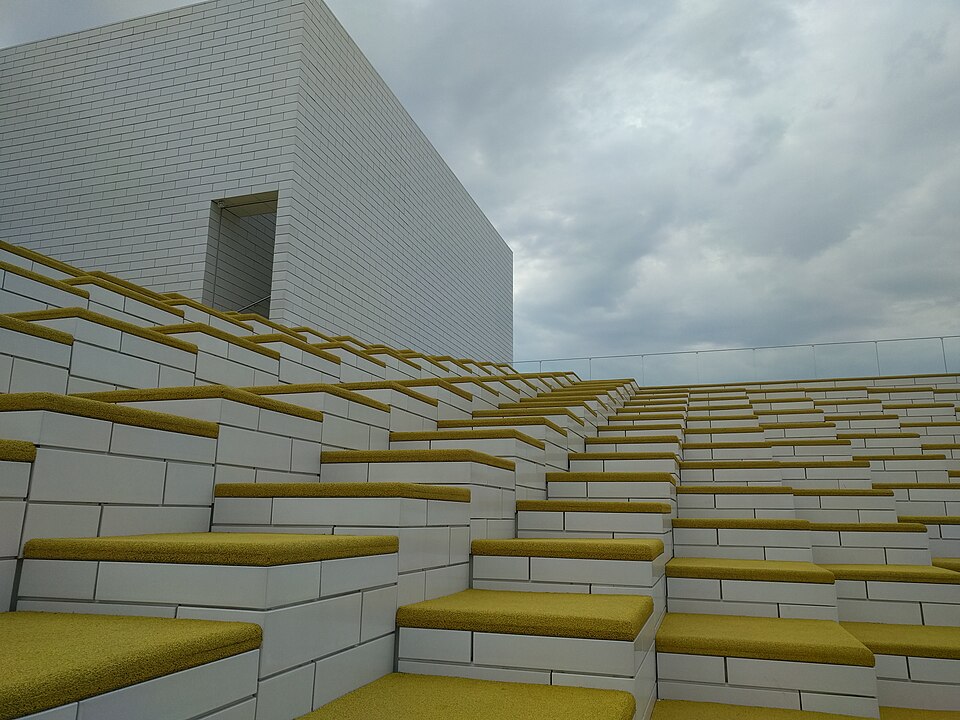 Las gradas blancas y amarillas de la LEGO House