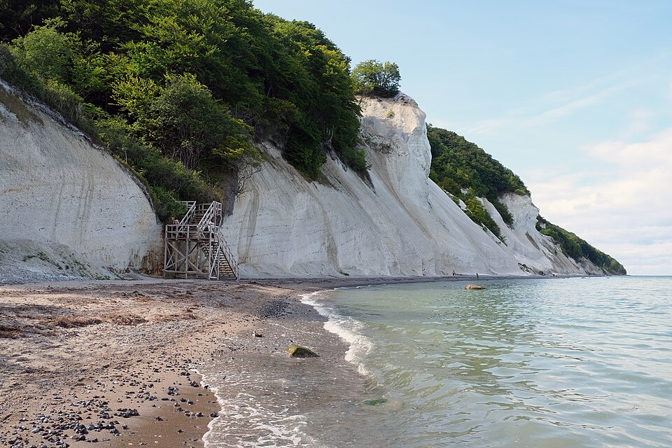 Los acantilados blancos de Møns Klint junto al mar