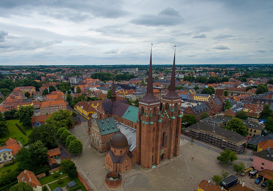 Vista aérea de la catedral de ladrillo de Roskilde con sus dos agujas