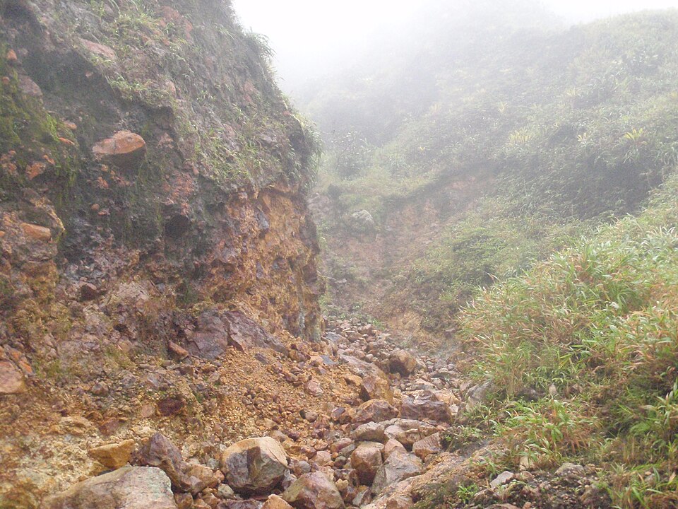 Laderas de roca y vegetación entre la niebla a la entrada del Valle de la Desolación