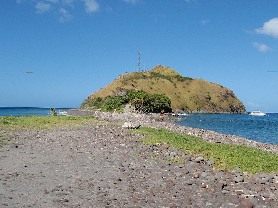 La colina de Scotts Head unida a la costa por una franja de tierra entre dos mares
