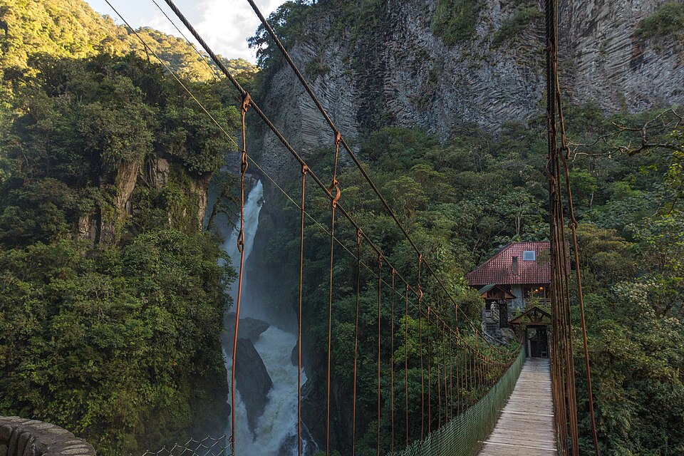 La cascada del Pailón del Diablo en un cañón verde, con un puente colgante