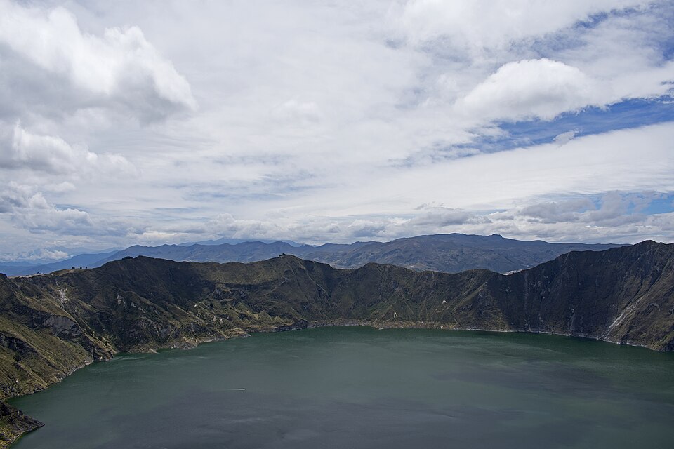 La laguna del Quilotoa dentro de un cráter volcánico de paredes empinadas