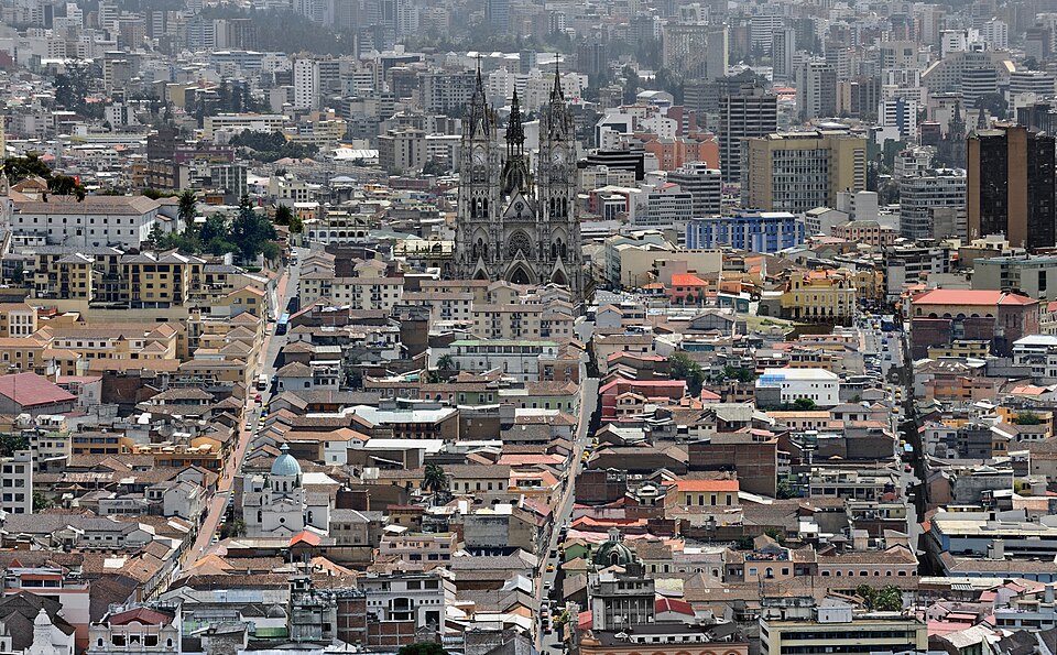 Vista del centro histórico de Quito con la Basílica del Voto Nacional y las montañas detrás