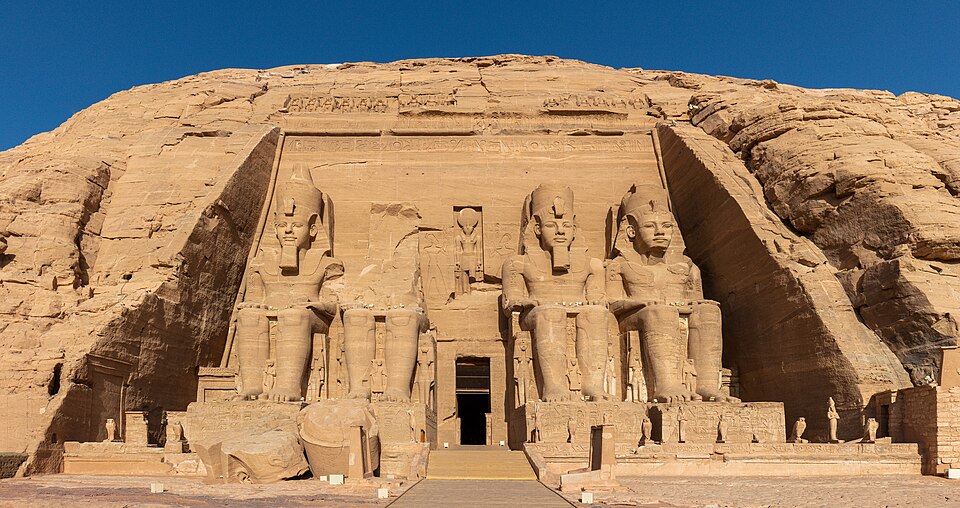 Fachada del gran templo de Abu Simbel con cuatro estatuas sentadas de Ramsés II