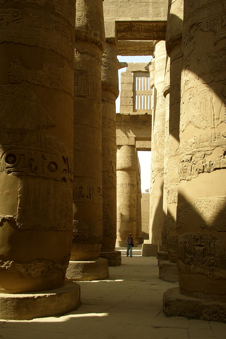 Columnas gigantes talladas con jeroglíficos en la sala hipóstila de Karnak