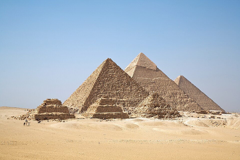 Las tres grandes pirámides de Guiza y las pirámides pequeñas sobre la arena del desierto