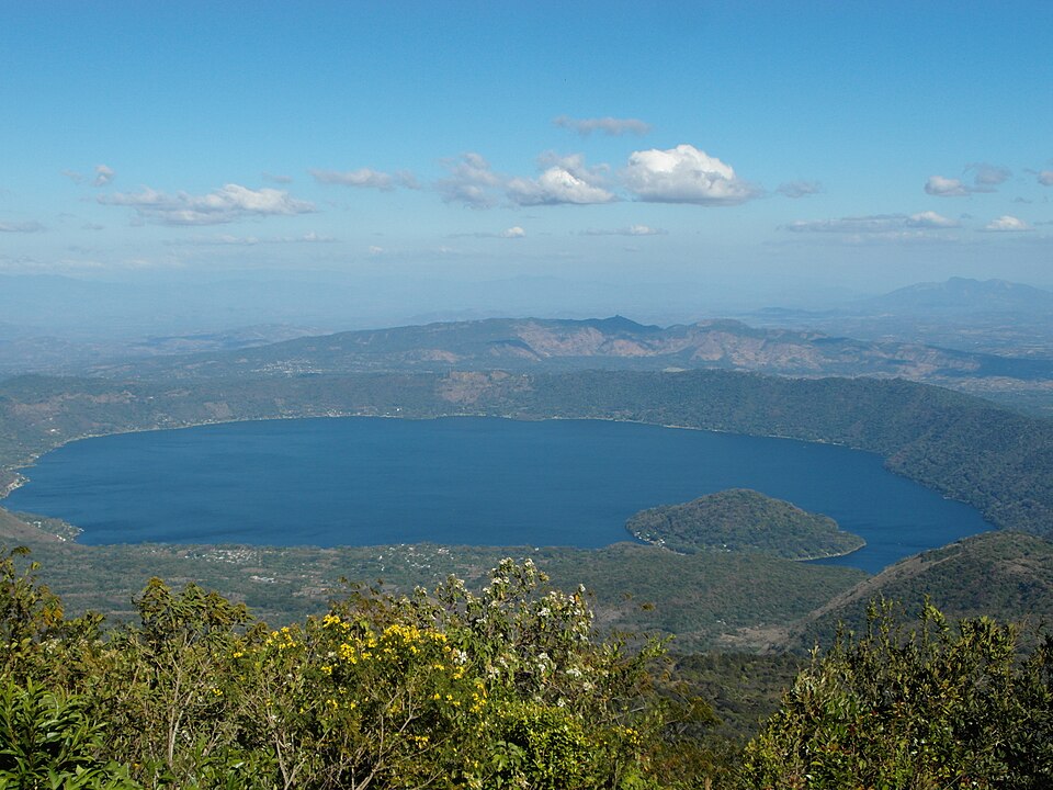 El lago de Coatepeque, azul, dentro de una caldera, con su pequeña isla
