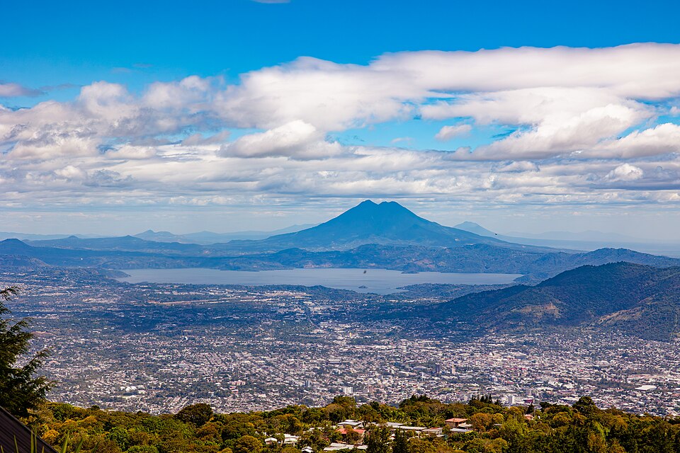 El lago de Ilopango con el volcán de San Vicente al fondo