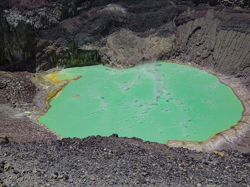 La laguna verde turquesa que humea dentro del cráter del volcán de Santa Ana
