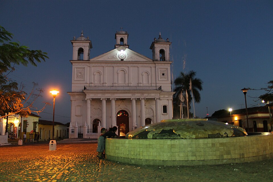 La iglesia blanca de Santa Lucía en Suchitoto, iluminada al anochecer