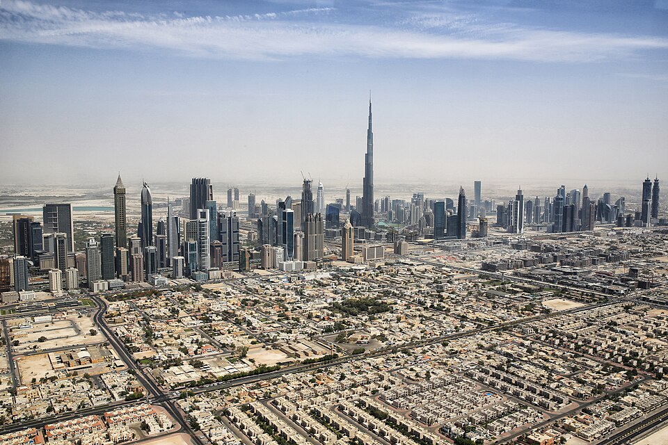 El Burj Khalifa sobresaliendo entre los rascacielos de Dubái