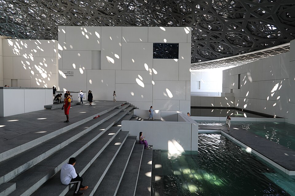 El patio cubierto del Louvre Abu Dabi con luz que cae a través de la cúpula
