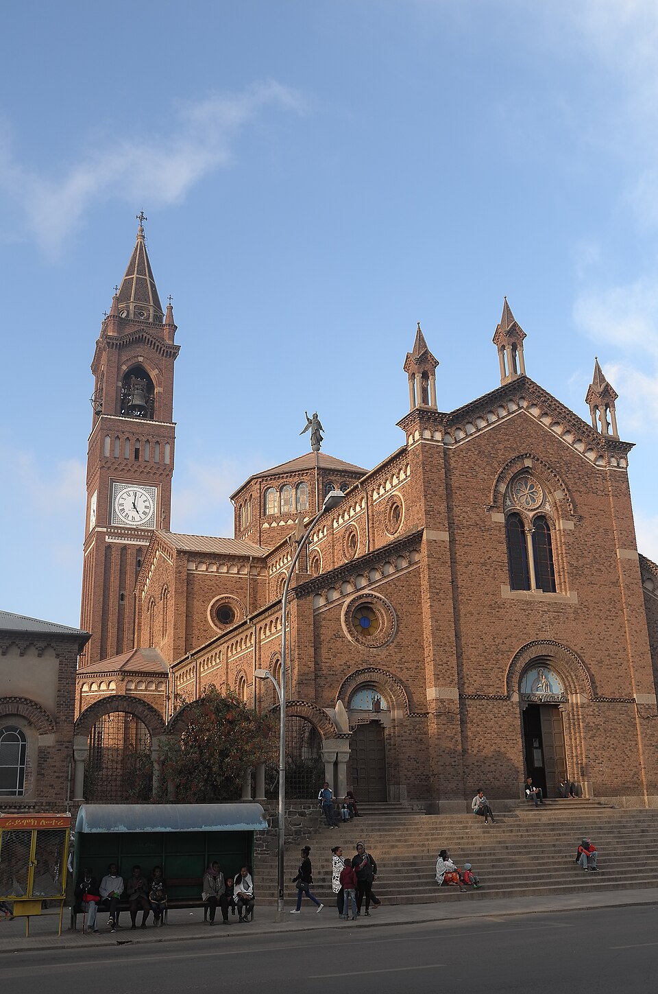 Iglesia de ladrillo rojo con un alto campanario en el centro de Asmara