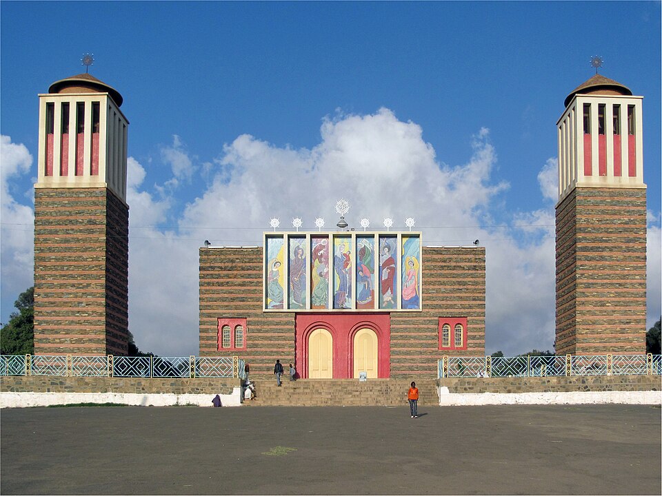 Catedral ortodoxa de Enda Mariam con dos torres y mosaicos de colores en la fachada