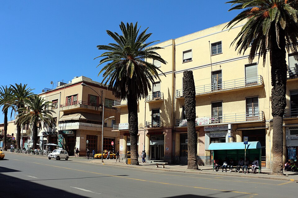 Avenida Harnet de Asmara con palmeras y edificios de estilo italiano