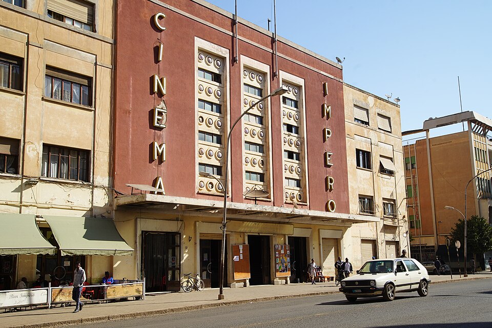 Fachada roja del Cine Impero con letras verticales en la avenida Harnet