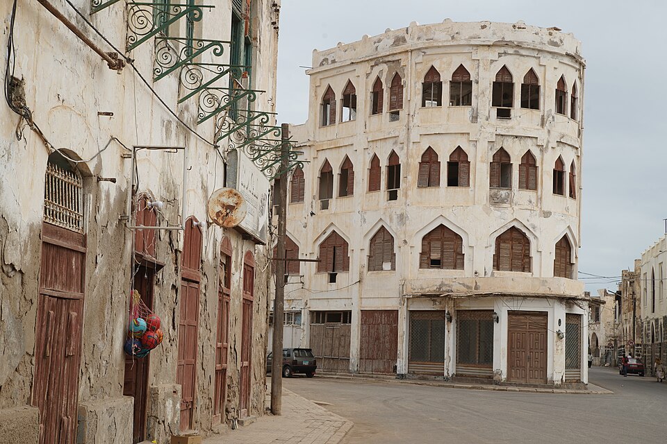 Edificio blanco con arcos y calle del casco antiguo de Massawa