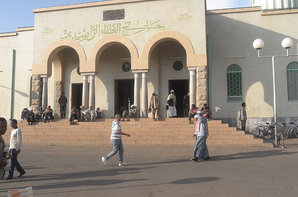 Entrada con arcos y escalinata de la Gran Mezquita de Asmara