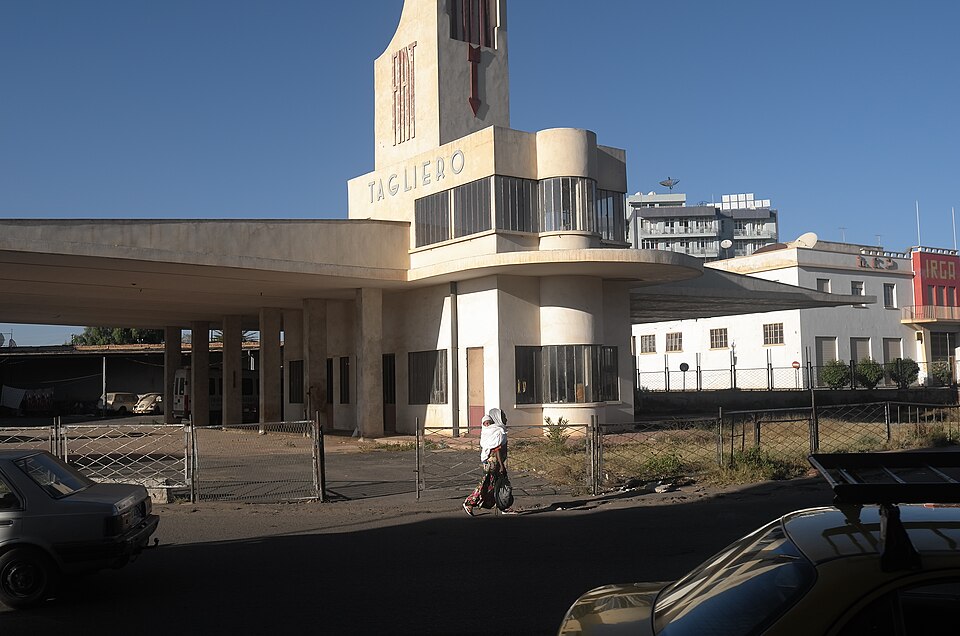 Edificio blanco de la estación Fiat Tagliero con sus alas de concreto y su torre central