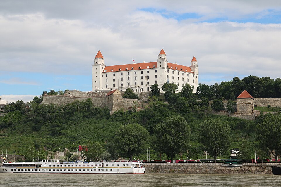 El castillo blanco de Bratislava sobre el Danubio