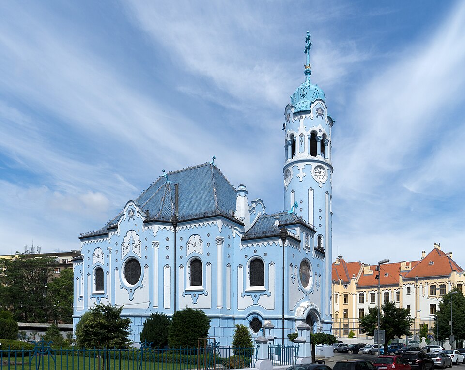 La Iglesia Azul de Bratislava con su torre redonda