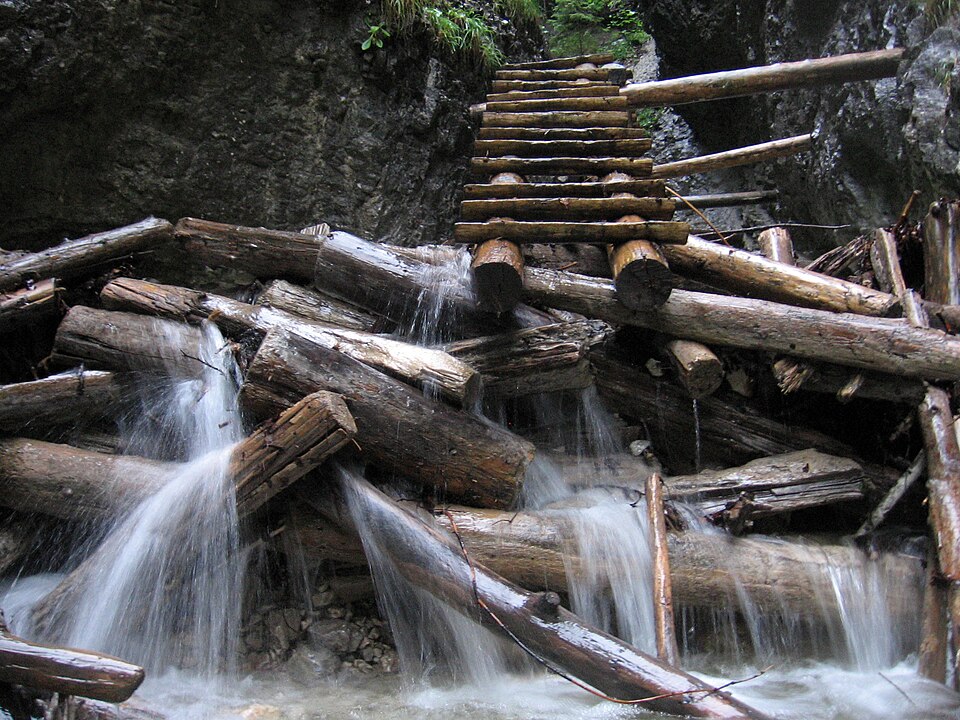 Escaleras de troncos sobre una cascada en el Paraíso Eslovaco