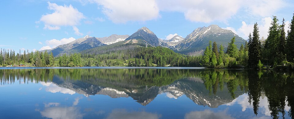 El lago Štrbské Pleso reflejando los picos de los Altos Tatras
