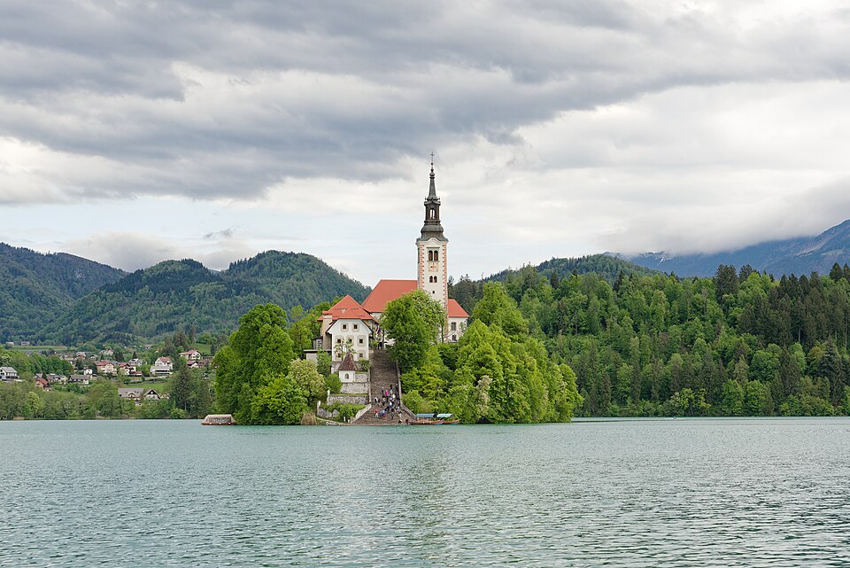 La isla del lago de Bled con su iglesia y montañas detrás