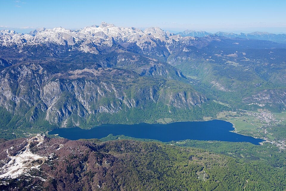 El lago de Bohinj visto desde el aire entre montañas